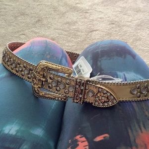 Gold belt with stones this is a size S or 30” waist very pretty lots of …